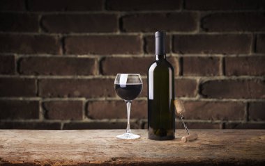 Kırmızı ve beyaz şişe şarap dükkanı, şarap