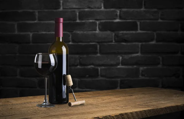 Rot- und Weißwein in Flaschen im Weinladen — Stockfoto