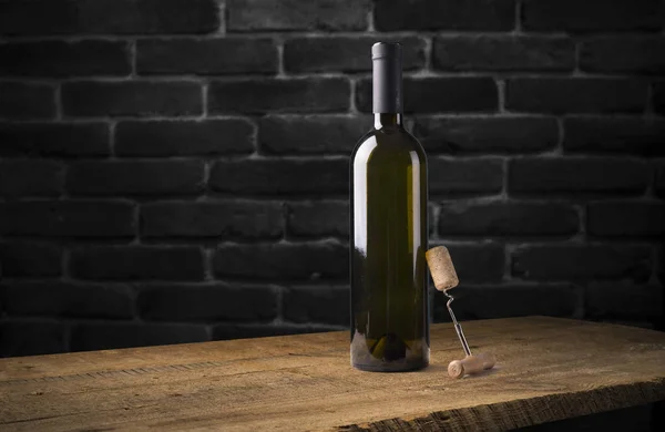 Красное и белое вино в бутылках в винном магазине — стоковое фото