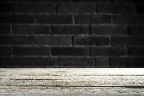 Antigua mesa de madera con fondo de ladrillo oscuro — Foto de Stock