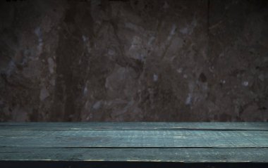 Tuğla arka plan koyu eski ahşap masa