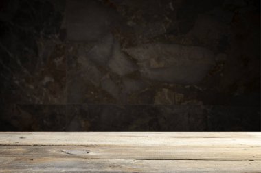 Tuğla arka plan koyu eski ahşap masa