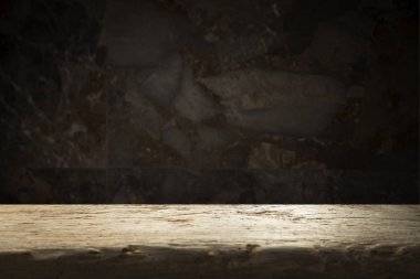 Tuğla arka plan koyu eski ahşap masa