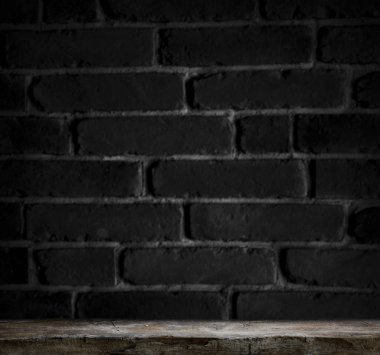 Tuğla arka plan koyu eski ahşap masa