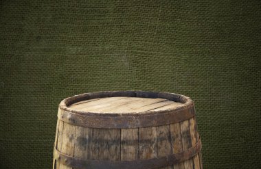 Ahşap bir fıçı ve desenli arka plan.