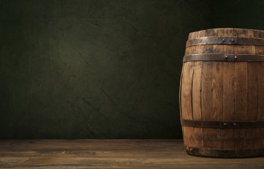 Ahşap bir fıçı ve desenli arka plan.