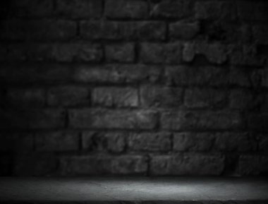 Karanlık oda arka planında bulanık beton duvar olan eski ahşap masa..