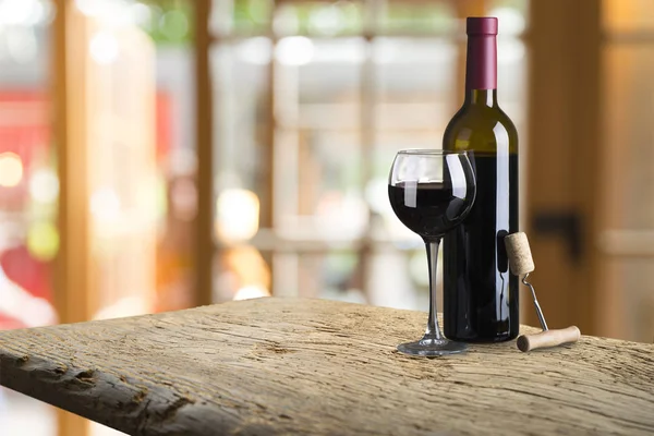 Rot- und Weißweinverkostung im Weingut: volle Weingläser neben einem Fenster und üppige Weinberge im Hintergrund, Weinbereitungskonzept — Stockfoto