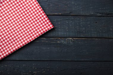 Boş ahşap güverte tablo ve nane duvar kağıdı arka plan üzerinde kırmızı işaretli masa örtüsü