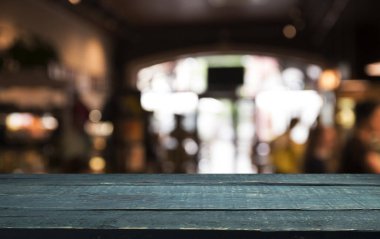 Gece kafede aydınlatma bulanıklık yansıtmak ile ahşap masa üstü