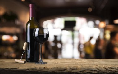 Kırmızı şarap kadehleri ve taş arka planda bir şişe. Kopyalama alanı olan üst görünüm