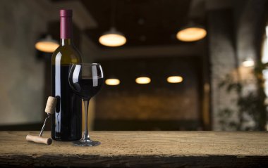 Kırmızı şarap kadehleri ve taş arka planda bir şişe. Kopyalama alanı olan üst görünüm