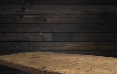 Ürün gösterimi için soyut eski tuğla duvar zeminine sahip eski ahşap kalas