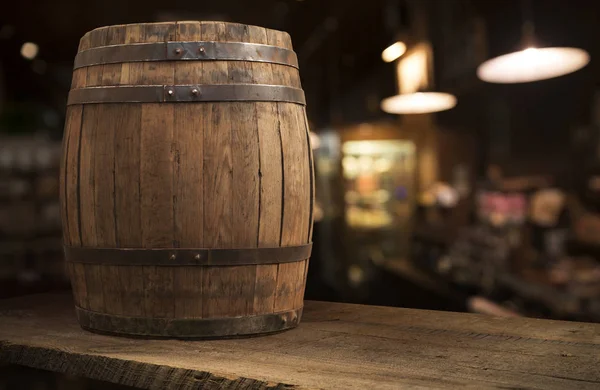 Barril de cerveza con vasos de cerveza en una mesa de madera. El fondo marrón oscuro . — Foto de Stock