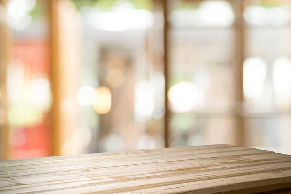 Vacío de mesa de madera en desenfoque de la cortina con vista a la ventana verde de fondo de jardín de árbol.Para la exhibición del producto de montaje o diseño clave disposición visual —  Fotos de Stock