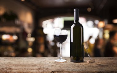 Kırmızı şarap kadehleri ve taş arka planda bir şişe. Kopyalama alanı olan üst görünüm