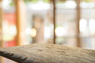 Ağaç bahçe arka planda pencere görünümü yeşil ile perde bulanıklık üzerinde ahşap masa üst boş. Montaj ürün gösterimi veya tasarım anahtarı görsel düzeni için