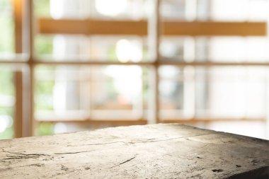 Ağaç bahçe arka planda pencere görünümü yeşil ile perde bulanıklık üzerinde ahşap masa üst boş. Montaj ürün gösterimi veya tasarım anahtarı görsel düzeni için