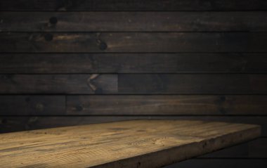 Resterant ışıkların soyut bulanık arkaplanının önündeki ahşap tablo resmi