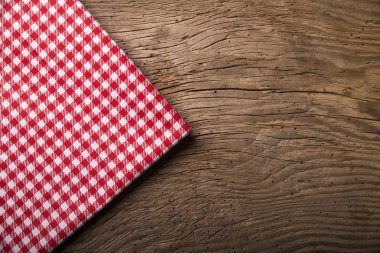 Boş ahşap güverte tablo ve nane duvar kağıdı arka plan üzerinde kırmızı işaretli masa örtüsü