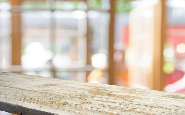 Vuoto del tavolo in legno su sfocatura della tenda con finestra vista verde da sfondo giardino albero. Per esposizione del prodotto di montaggio o layout visivo chiave di design — Foto Stock