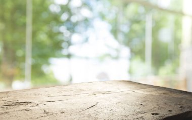 güneş ışığı ile sarı renk yer ve pencere