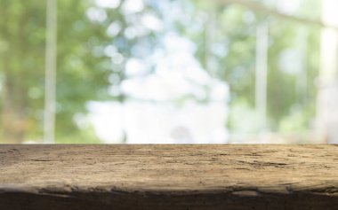 güneş ışığı ile sarı renk yer ve pencere