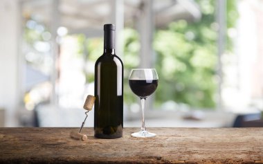 Şarap tadımı rustik kiler ve şarap barı deneyimi: kırmızı şarap cam ve arka planda mükemmel şaraplar toplanması