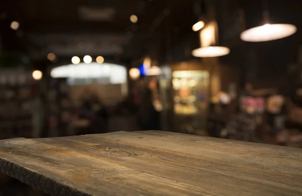 Barril de cerveza con vasos de cerveza en una mesa de madera. El fondo marrón oscuro . —  Fotos de Stock