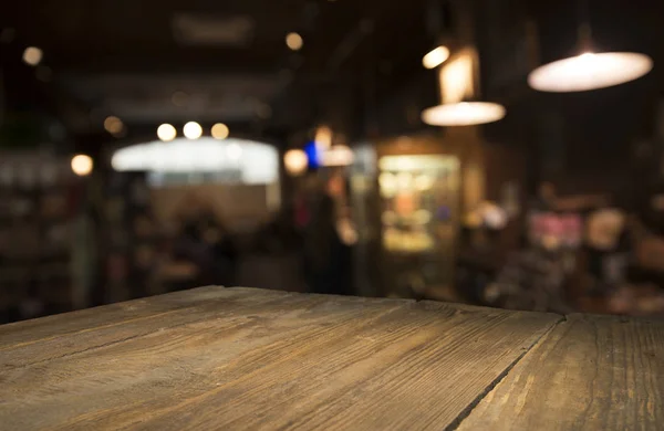 Beczka piwa z szklankami na drewnianym stole. Ciemnobrązowe tło. — Zdjęcie stockowe