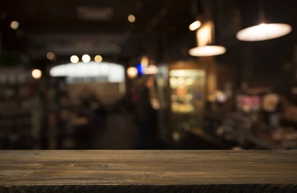 Barril de cerveza con vasos de cerveza en una mesa de madera. El fondo marrón oscuro . —  Fotos de Stock