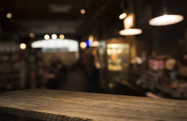 Barril de cerveza con vasos de cerveza en una mesa de madera. El fondo marrón oscuro . —  Fotos de Stock