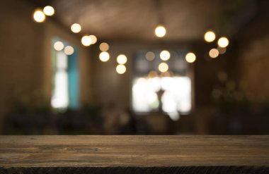 Karanlık arka planda kafe restoranın bulanıklık ışık altın bokeh boş ahşap masa üstü