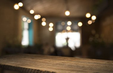 Karanlık arka planda kafe restoranın bulanıklık ışık altın bokeh boş ahşap masa üstü