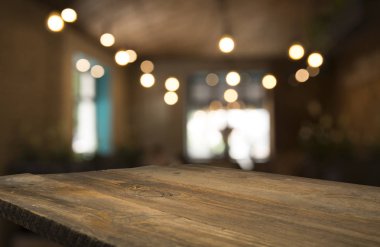 Karanlık arka planda kafe restoranın bulanıklık ışık altın bokeh boş ahşap masa üstü