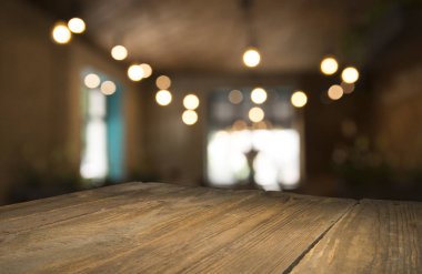 Karanlık arka planda kafe restoranın bulanıklık ışık altın bokeh boş ahşap masa üstü