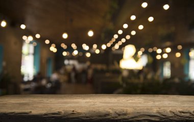 Karanlık arka planda kafe restoranın bulanıklık ışık altın bokeh boş ahşap masa üstü
