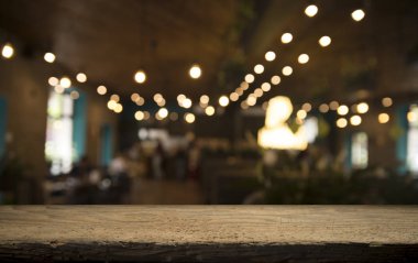 Karanlık arka planda kafe restoranın bulanıklık ışık altın bokeh boş ahşap masa üstü