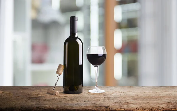 Weinkeller mit Weinflasche und Glas. Mit Platz für Text — Stockfoto