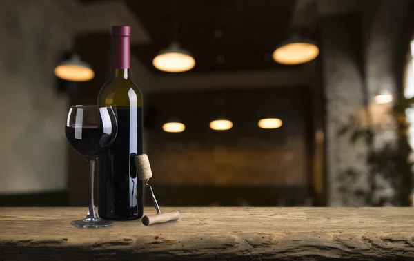 Weinkeller mit Weinflasche und Glas. Mit Platz für Text — Stockfoto