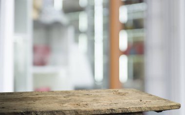 Ağaç bahçe arka planda pencere görünümü yeşil ile perde bulanıklık üzerinde ahşap masa üst boş. Montaj ürün gösterimi veya tasarım anahtarı görsel düzeni için