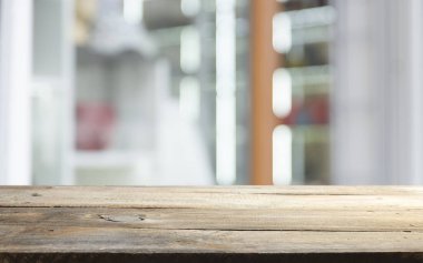 Ağaç bahçe arka planda pencere görünümü yeşil ile perde bulanıklık üzerinde ahşap masa üst boş. Montaj ürün gösterimi veya tasarım anahtarı görsel düzeni için