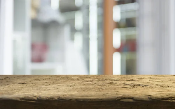 Vacío de mesa de madera en desenfoque de la cortina con vista a la ventana verde de fondo de jardín de árbol.Para la exhibición del producto de montaje o diseño clave disposición visual —  Fotos de Stock