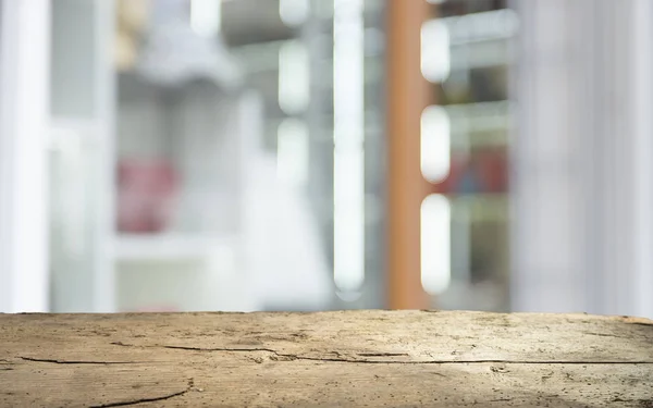 Vacío de mesa de madera en desenfoque de la cortina con vista a la ventana verde de fondo de jardín de árbol.Para la exhibición del producto de montaje o diseño clave disposición visual —  Fotos de Stock