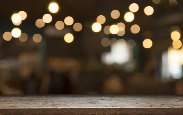 Üres fa asztal tetején a Blur Light arany bokeh a kávézó étterem sötét háttér — Stock Fotó