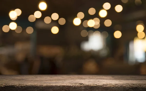 Üres fa asztal tetején a Blur Light arany bokeh a kávézó étterem sötét háttér — Stock Fotó