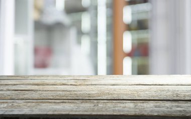 Ağaç bahçe arka planda pencere görünümü yeşil ile perde bulanıklık üzerinde ahşap masa üst boş. Montaj ürün gösterimi veya tasarım anahtarı görsel düzeni için