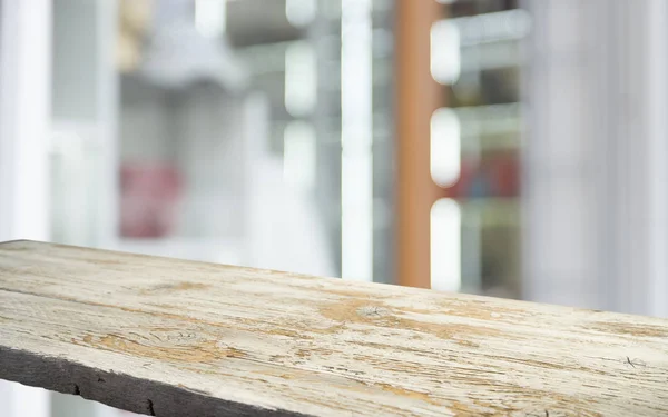 Vacío de mesa de madera en desenfoque de la cortina con vista a la ventana verde de fondo de jardín de árbol.Para la exhibición del producto de montaje o diseño clave disposición visual —  Fotos de Stock