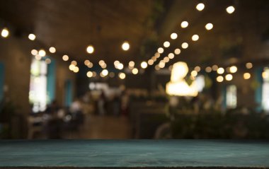 Karanlık arka planda kafe restoranın bulanıklık ışık altın bokeh boş ahşap masa üstü