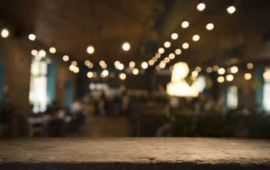 Karanlık arka planda kafe restoranın bulanıklık ışık altın bokeh boş ahşap masa üstü